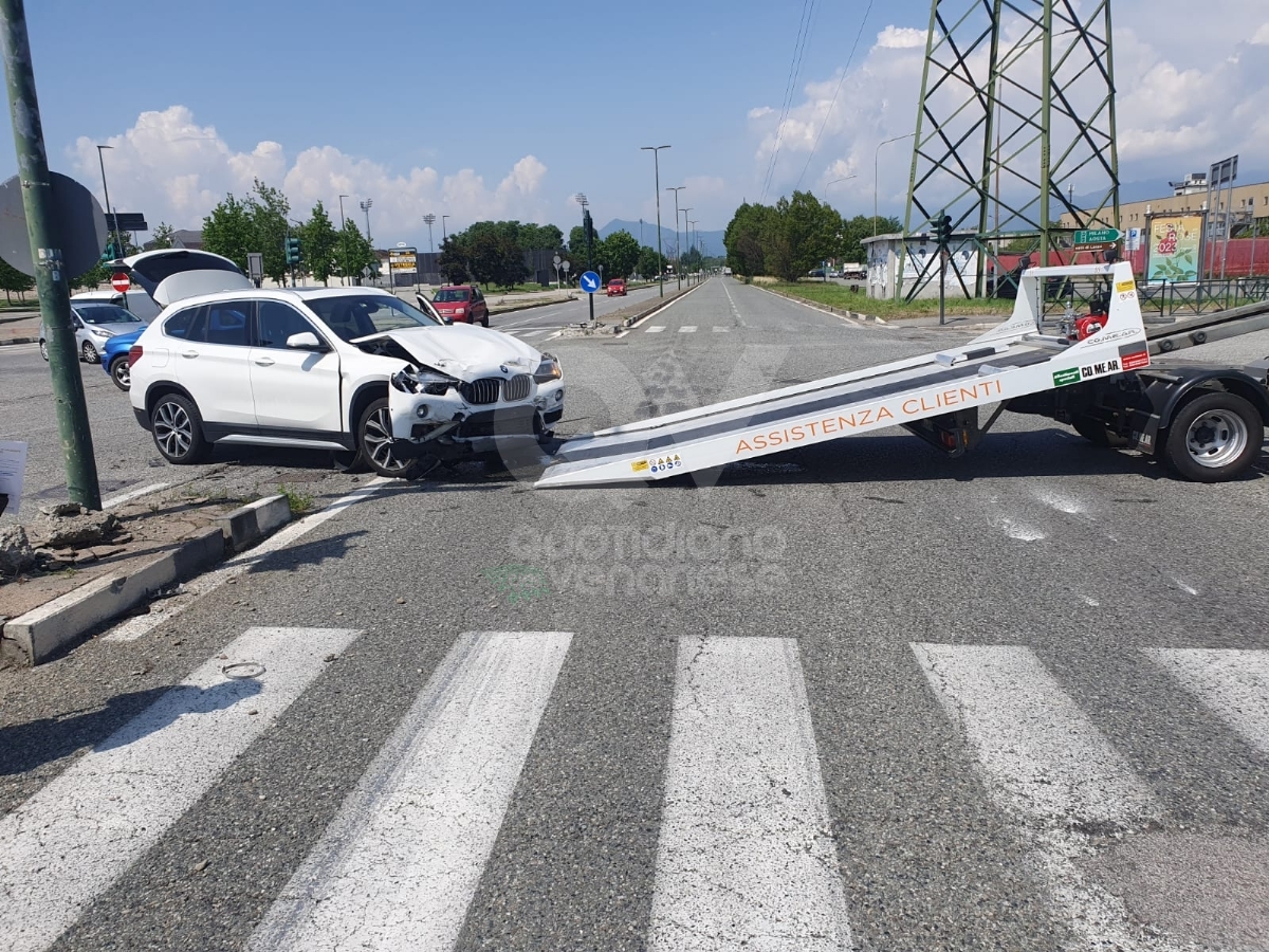 INCIDENTE FRA VENARIA E TORINO - Scontro fra un'auto e un autocarro in via Druento - FOTO