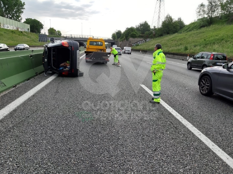 VENARIA-BORGARO - Perde il controllo dell'auto e si ribalta in tangenziale: disagi al traffico