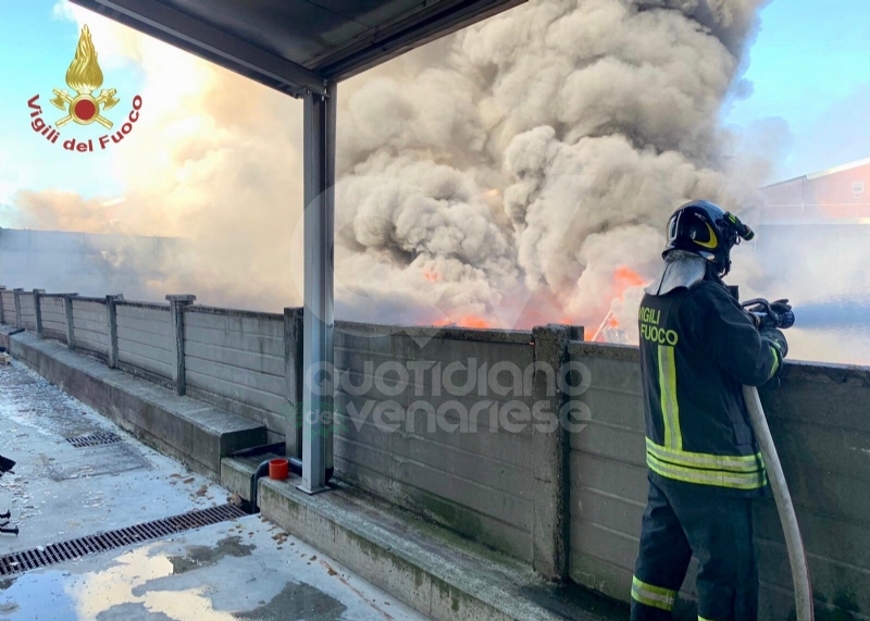INCENDIO A SETTIMO - A fuoco una ditta, colonna di fumo visibile anche dalla tangenziale FOTO