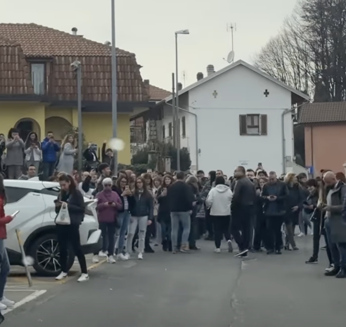ALPIGNANO - Via Philips invasa di fans per l'arrivo a «Radio Manila» di Laura Pausini - FOTO