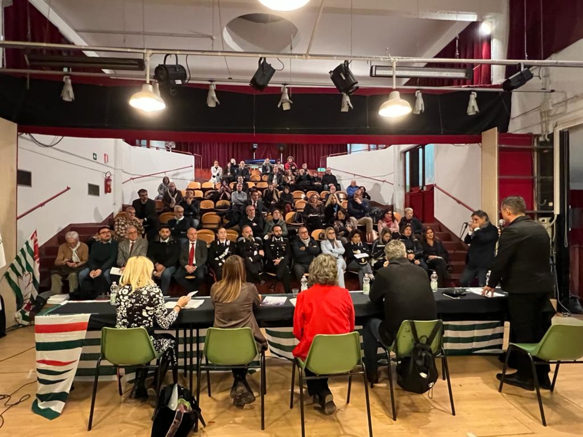 RIVOLI - Taglio del nastro della «panchina rossa» alla Cisl di Cascine Vica - FOTO