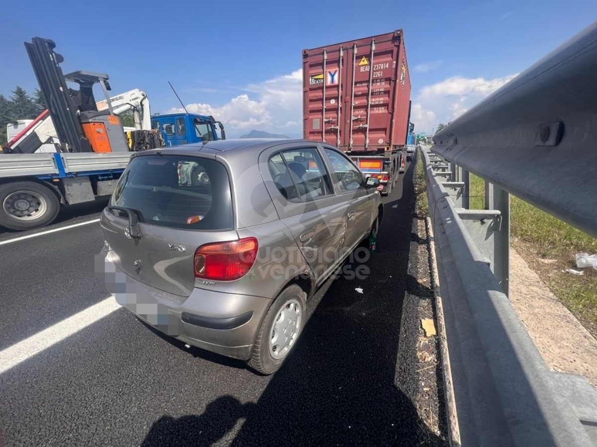 INCIDENTE IN TANGENZIALE A RIVOLI - Camion perde un bagno chimico e colpisce un'auto e furgone: donna ferita - FOTO
