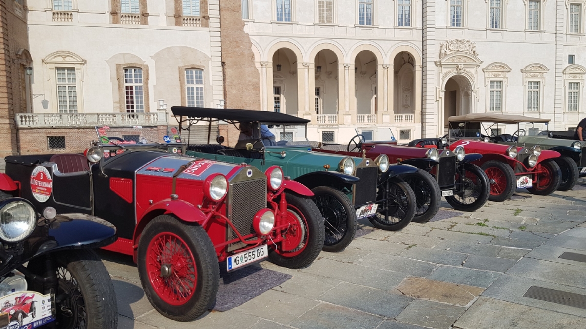 VENARIA - Il centro cittadino invaso di Lancia Lambda in occasione del centenario - FOTO