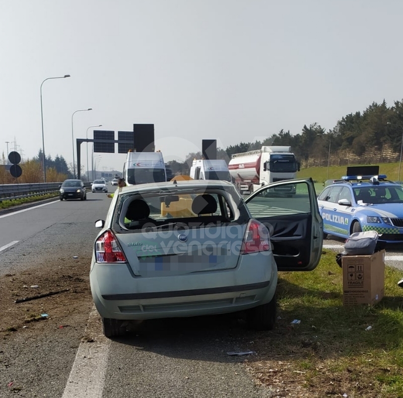 VENARIA - Cerca di evitare il camion e finisce contro la banchina: autista miracolosamente illeso