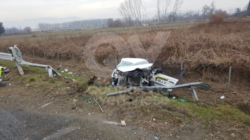 CASELLE-BORGARO - Paura in tangenziale: scontro fra due auto, una finisce fuori strada. Due feriti