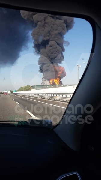INCENDIO A SETTIMO - A fuoco una ditta, colonna di fumo visibile anche dalla tangenziale FOTO