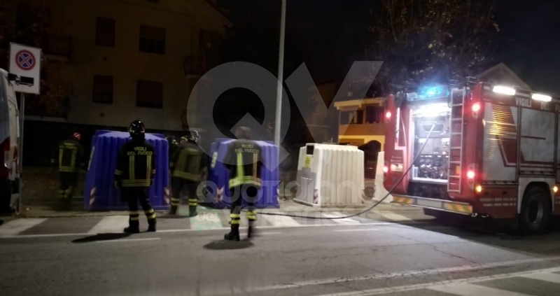 BORGARO - A fuoco due bidoni della raccolta differenziata: indagini in corso - FOTO