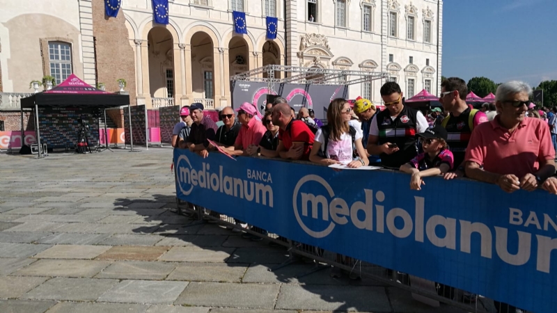 GIRO D'ITALIA A VENARIA - Grande folla per la carovana del Giro - FOTO