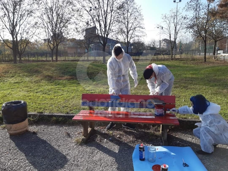 VENARIA - Sei panchine rosse per dire «NO» alla violenza sulle donne: dipinte dalla Factory