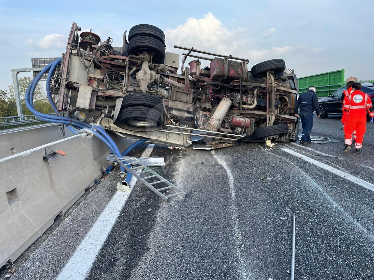 INCIDENTE IN TANGENZIALE A RIVOLI - Autocarro si ribalta e finisce sui jersey: conducente ferito - FOTO