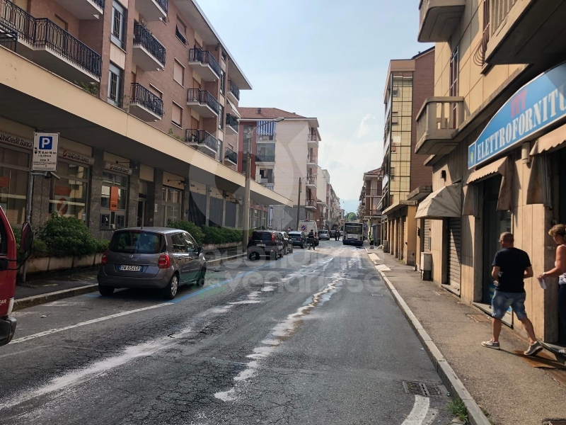 VENARIA - Autobus Gtt perde gasolio in mezzo alla strada: traffico bloccato e passeggeri a piedi - FOTO