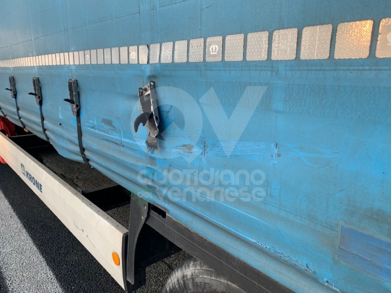 RIVOLI - Auto si ribalta dopo lo scontro con un tir in tangenziale: una persona ferita - FOTO