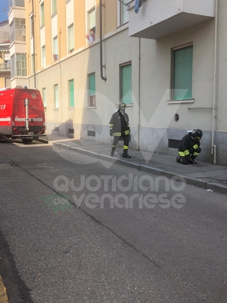 VENARIA - Fuga di gas in via IV Novembre: tecnici e vigili del fuoco in azione, traffico deviato