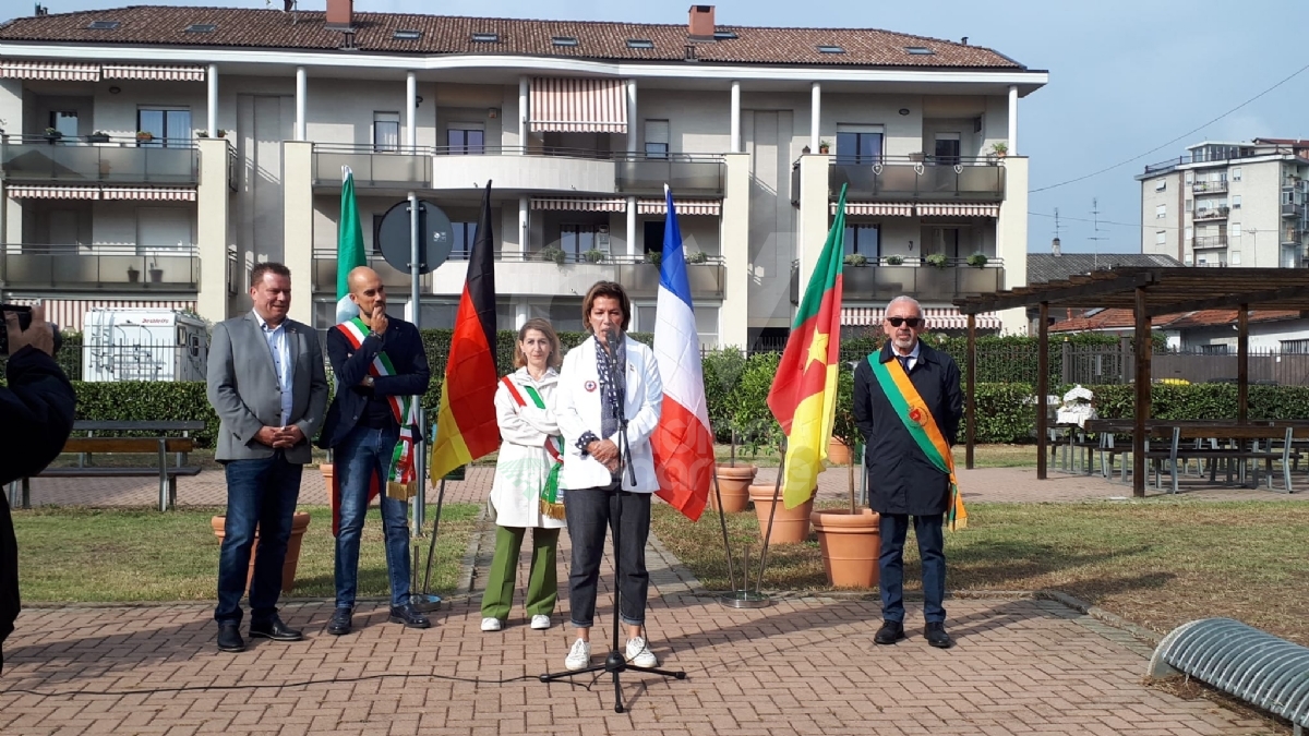 VENARIA - Intitolato alle «Città Gemellate» il giardino di viale Roma - FOTO