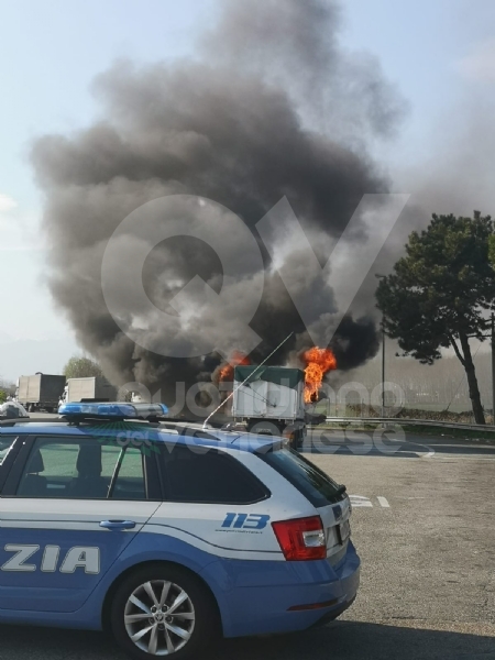 TORINO-BORGARO - Tir prende improvvisamente fuoco in tangenziale