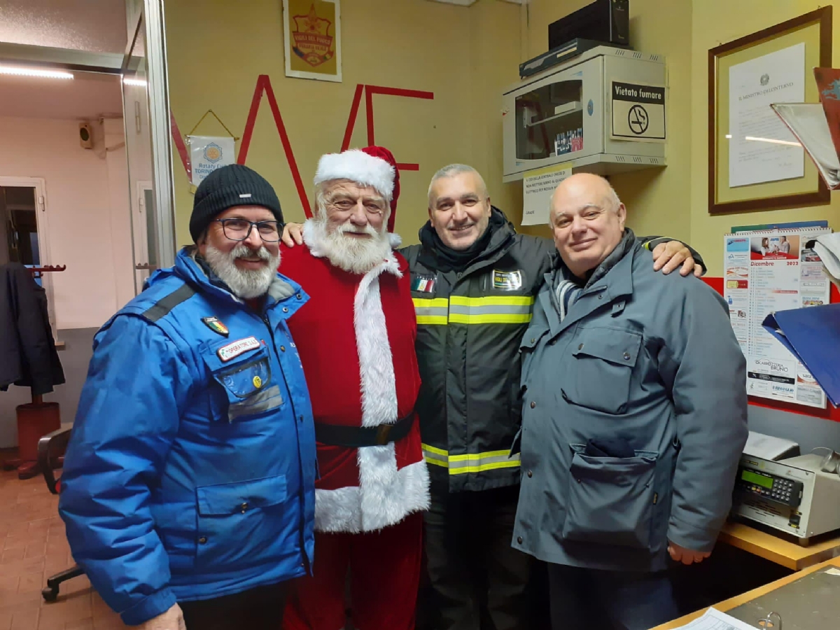 VENARIA - Il «grazie» di Babbo Natale e della Pro Loco a chi ha fatto tanto per la Città - FOTO