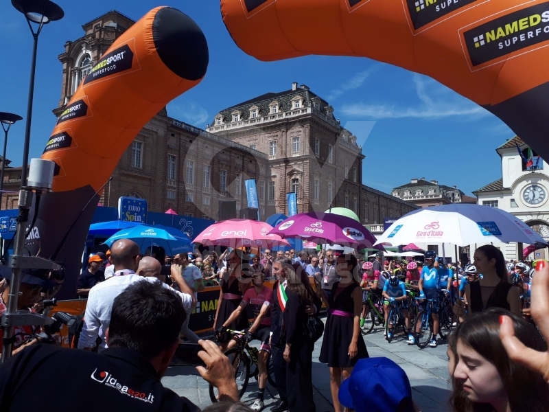 IL GIRO D'ITALIA A VENARIA - La partenza della tappa decisiva - FOTO e VIDEO