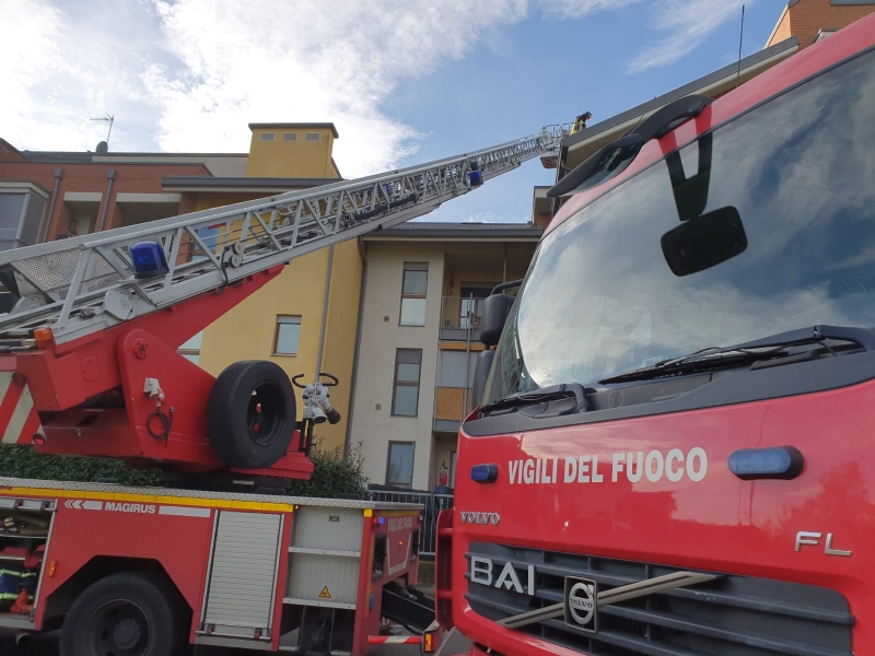 CASELLE - Brucia il tetto di una palazzina in via Cristoforo Colombo