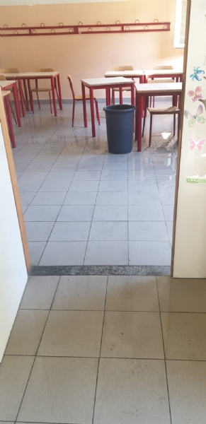COLLEGNO - Idioti scaricano acqua ed estintori nelle aule della scuola: danni alla Gramsci - FOTO