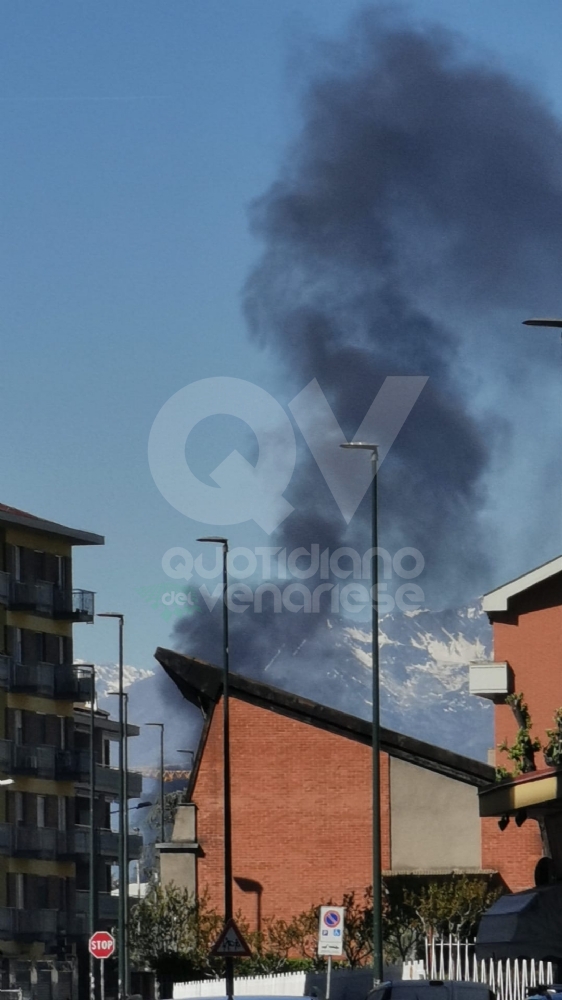 INCIDENTE TRA VENARIA E SAVONERA - Camion a fuoco in tangenziale: fumo visibile a distanza - FOTO