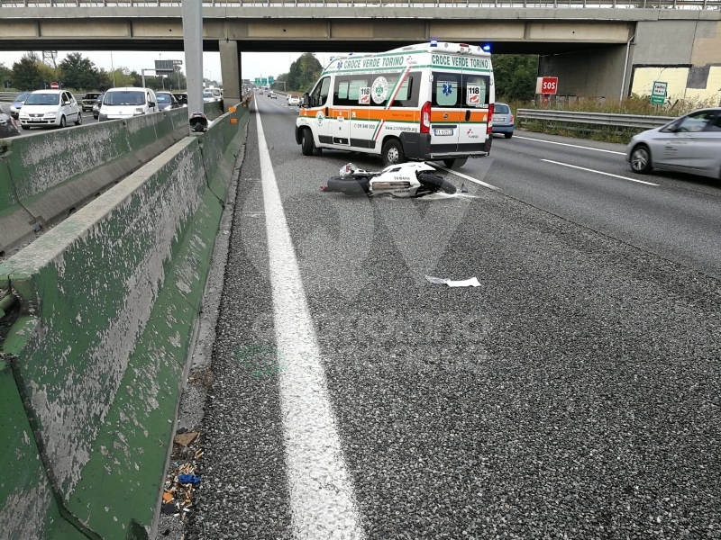 COLLEGNO - Caos in tangenziale. Scontro auto-moto: due persone ferite