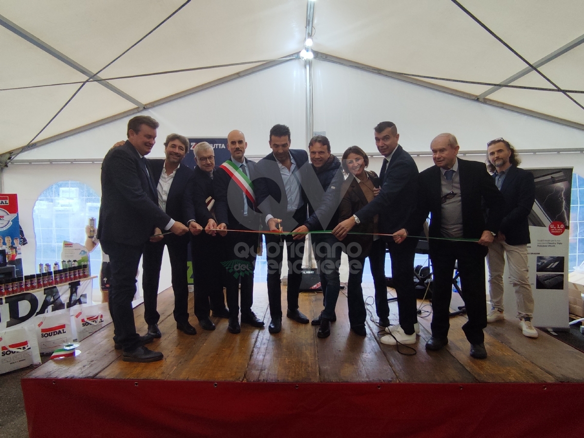 VENARIA - Il campione della Juventus e della Nazionale Gigi Buffon in cittá per l'inaugurazione di una azienda - FOTO