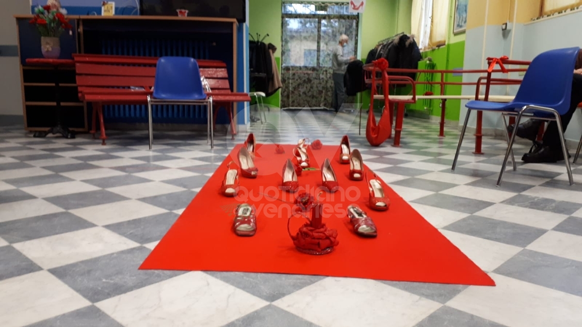 VENARIA - Panchine rosse, flash-mob, municipio «in rosso», dibattiti: le iniziative per dire «no» alla violenza contro le donne - FOTO