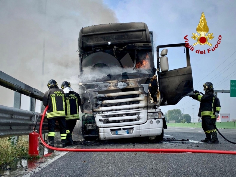 COLLEGNO - Tir prende fuoco mentre percorre la tangenziale