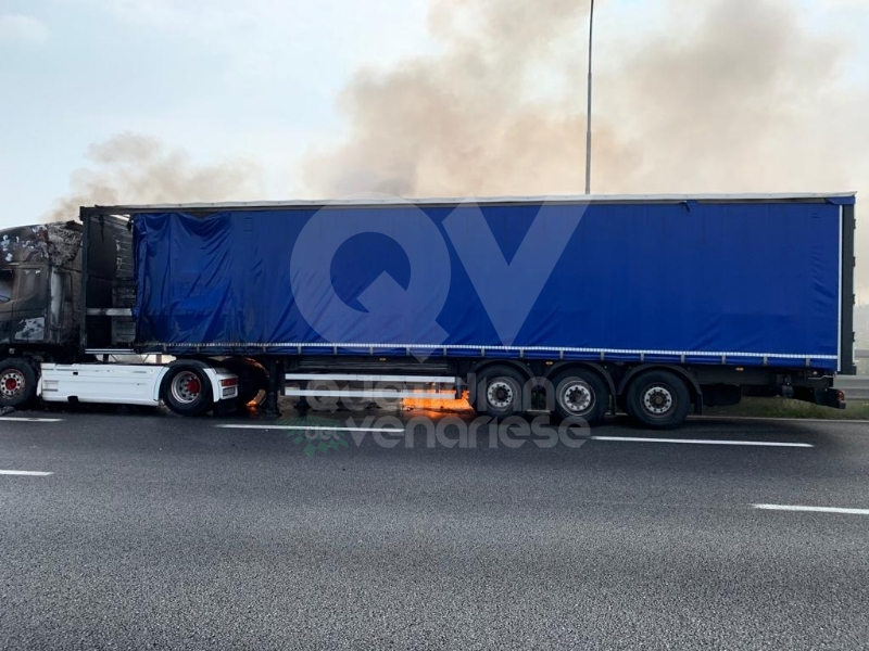 COLLEGNO - Tir prende fuoco mentre percorre la tangenziale