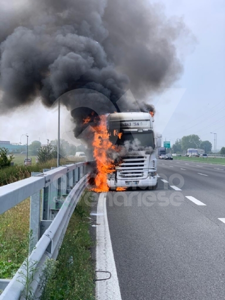 COLLEGNO - Tir prende fuoco mentre percorre la tangenziale