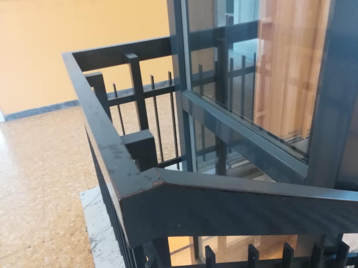 RIVOLI - Teppisti in azione alla primaria dell'IC Gozzano: scaricati gli estintori della palestra. Scuola chiusa per un giorno - FOTO