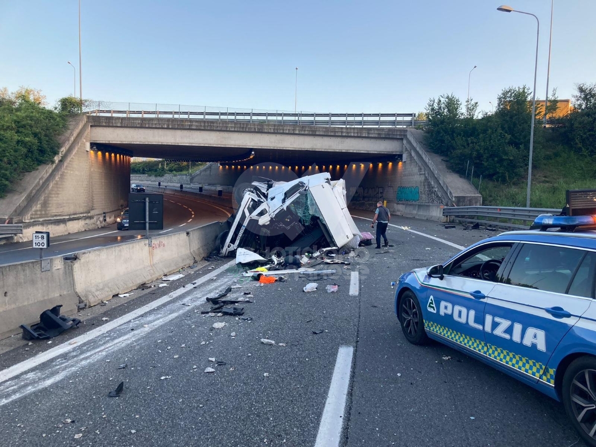 RIVOLI - Tir carico di carne esce fuori di strada al casello: due autotrasportatori feriti, uno grave - FOTO