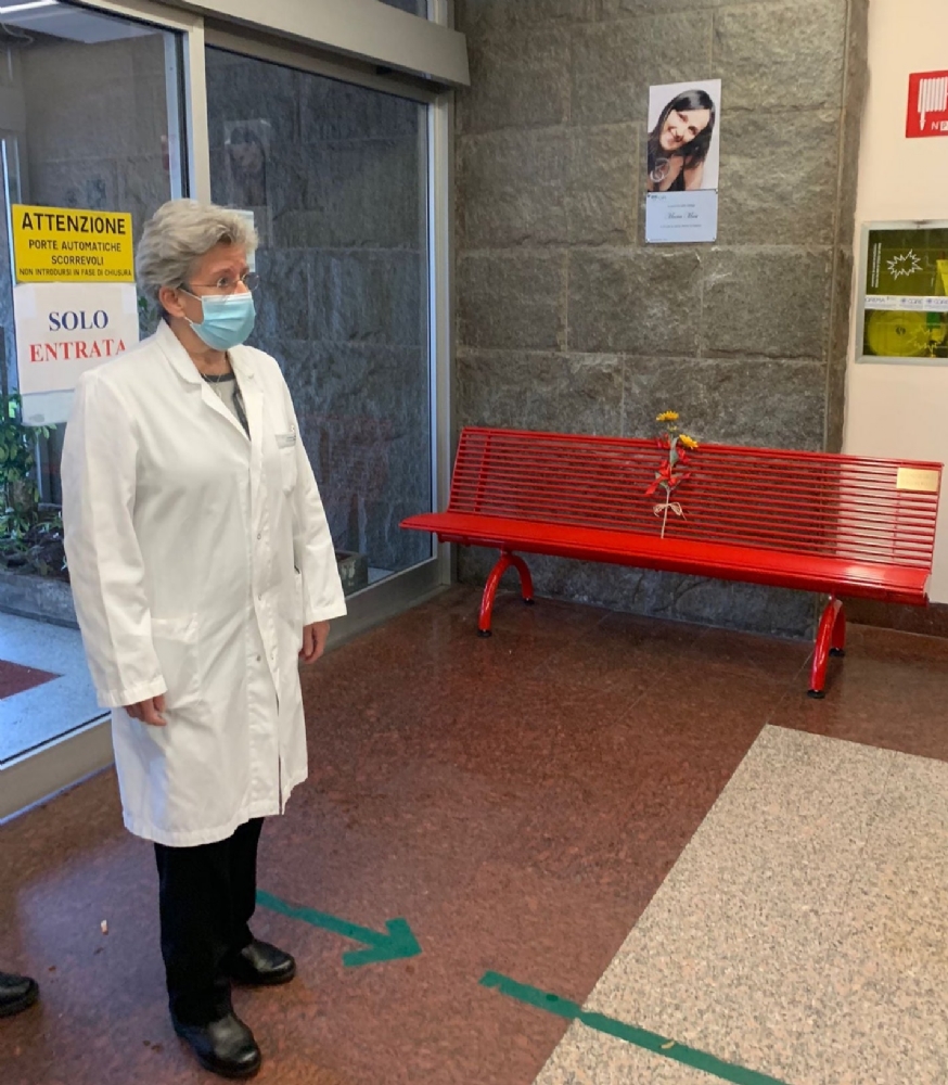 VENARIA - A un anno dall'uccisione, Maria Masi ricordata con una panchina rossa al Cto - FOTO