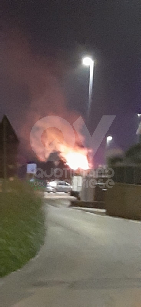 RIVOLI-VILLARBASSE - Cascina a fuoco durante la notte lungo la provinciale: non è escluso l'atto doloso - FOTO