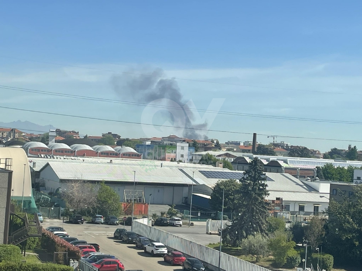INCIDENTE TRA VENARIA E SAVONERA - Camion a fuoco in tangenziale: fumo visibile a distanza - FOTO