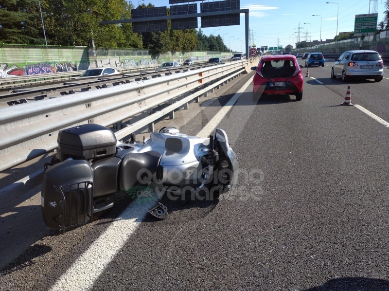 RIVOLI - Tamponamento auto-moto in tangenziale: centauro ferito