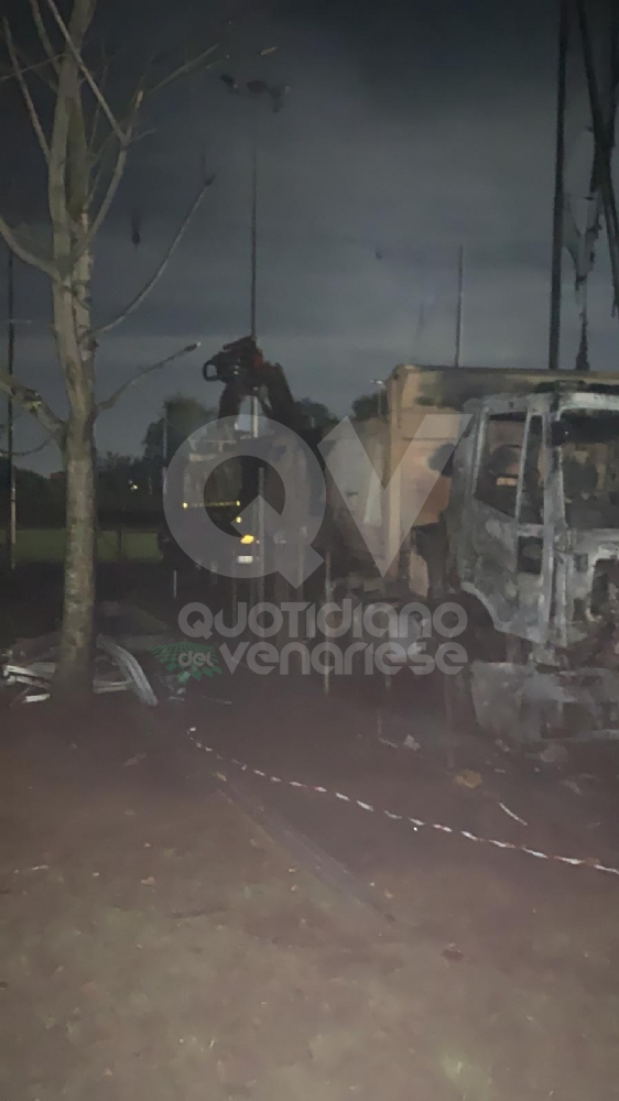 VENARIA - Bruciati due camion all'interno dello Sport Club: terzo incendio in pochi mesi - FOTO