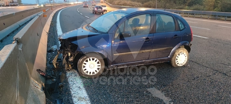 RIVOLI - Scontro fra tre mezzi in tangenziale prima dell'alba: disagi al traffico - FOTO