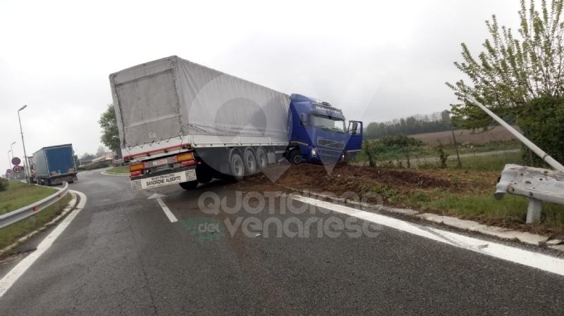 RIVOLI - Tir esce di strada all'altezza dell'area di servizio della tangenziale - FOTO