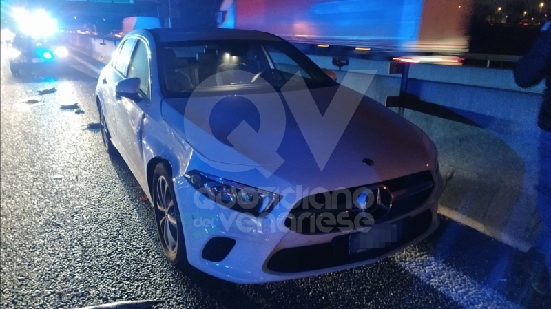 INCIDENTE IN TANGENZIALE - Scontro fra tre auto: una si ribalta, una persona ferita FOTO