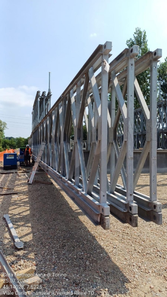 VENARIA - Posizionato il ponte provvisorio sul Ceronda in «sostituzione» del Castellamonte - FOTO