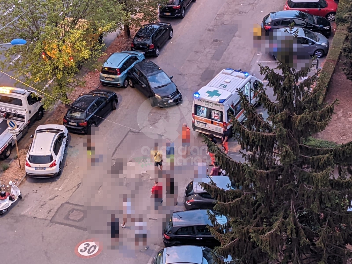 INCIDENTE A COLLEGNO - Due auto si scontrano, una finisce contro altre tre parcheggiate - FOTO