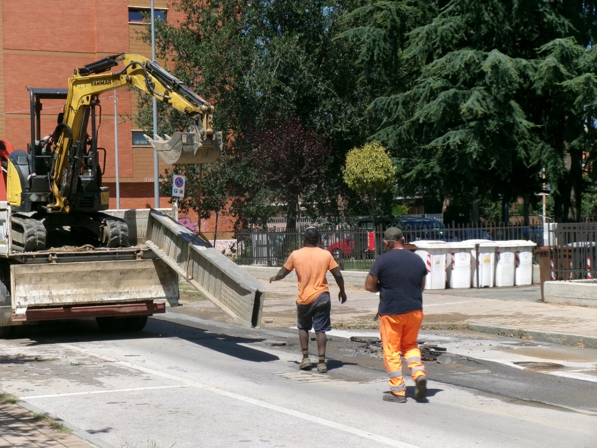 GRUGLIASCO - Riaperta al transito via San Gregorio Magno dopo la maxi perdita d'acqua - FOTO