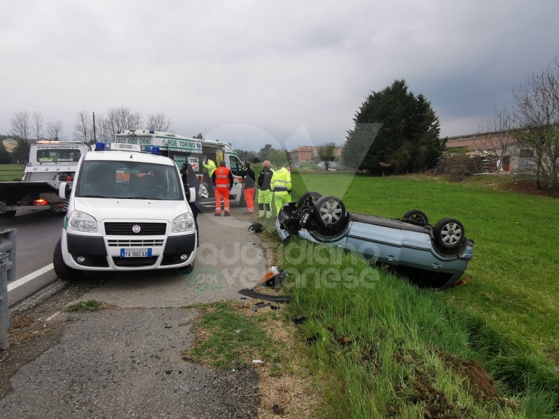 DRUENTO - Scontro al curvone della provinciale 8: auto esce di strada e si ribalta - FOTO
