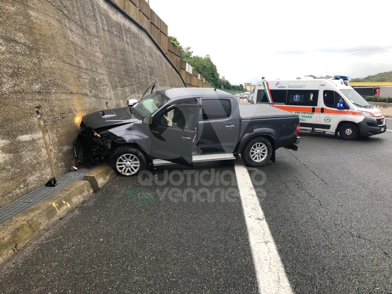 RIVOLI - Perde il controllo e finisce contro un muro in tangenziale: era completamente ubriaca