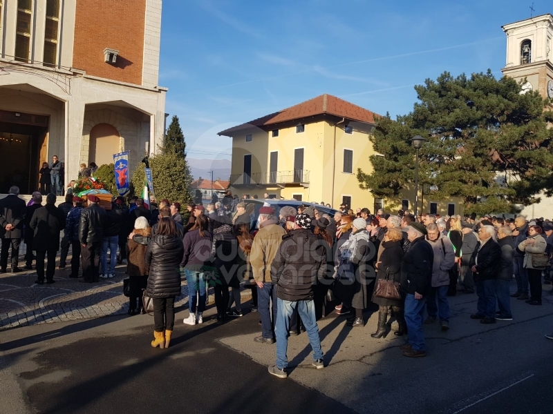 CAFASSE - Oltre 500 persone per l'ultimo saluto all'ex sindaco Giorgio Prelini.