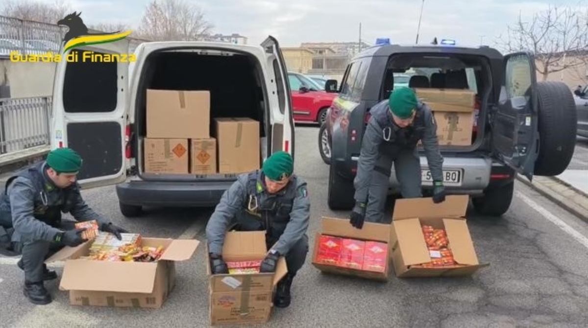 VENARIA - Scoperto un deposito di fuochi d'artificio illegali: un commerciante nei guai