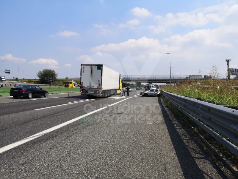 VENARIA-BORGARO - Il cofano si apre all'improvviso, sbanda con l'auto e colpisce un tir: ferito