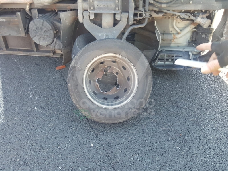 INCIDENTE SULLA TORINO-CASELLE - Camion si ribalta: tre feriti, caos e code sul raccordo - FOTO