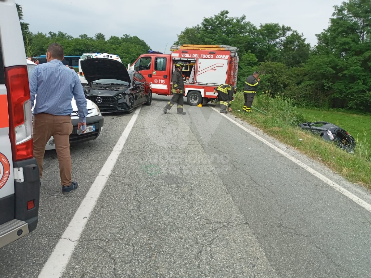 ROBASSOMERO-CIRIE' - Autobus impazzito si schianta contro tre auto: due feriti - FOTO